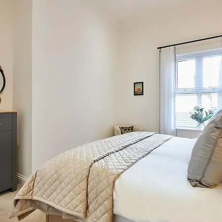 Host & - Salty Bay 솔트번바이더씨