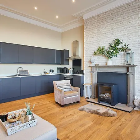 Host & - Salty Bay 솔트번바이더씨